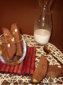 Cantucci al cacao con pistacchi, mandorle e cioccolato bianco