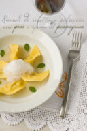 Ravioli di ricotta e salsiccia con pere e spuma al parmigiano