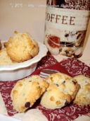 Cookies alle noci di Macadamia con polvere d’arancia e gocce di cioccolato fondente