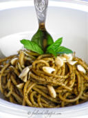 Spaghetti al pesto di menta e mandorle