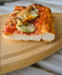 Pizza di pasta madre con fiori di zucca