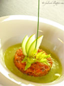 Tartare di salmone con zuppa fredda di sedano mela e limone