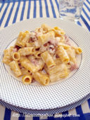 Maccheroncini con bacon, philadelphia e noci