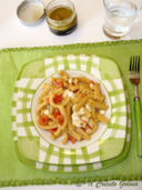 Tortilli con pesto di frutta secca, pomodorini e mozzarella