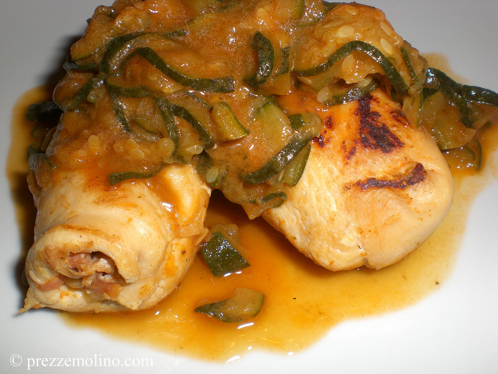 Involtini di pollo con prosciutto e zucchine
