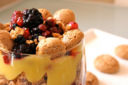 Delizia agli amaretti, lemon curd e frutti di bosco