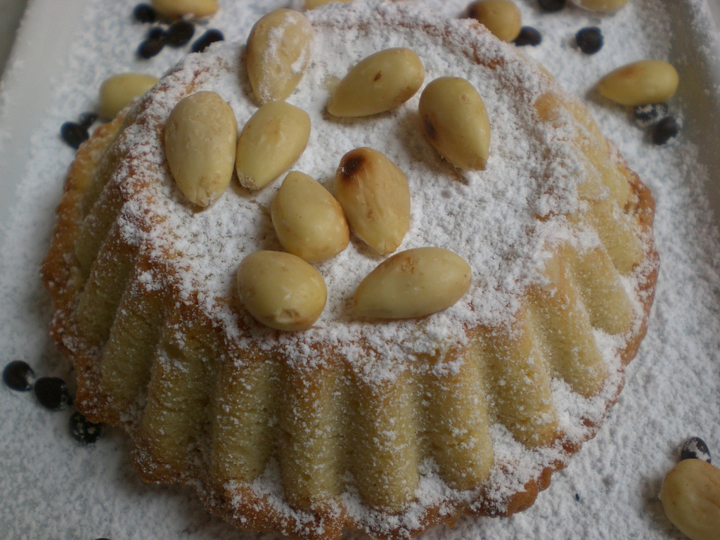 Crostatine con ricotta, cioccolato e mandorle