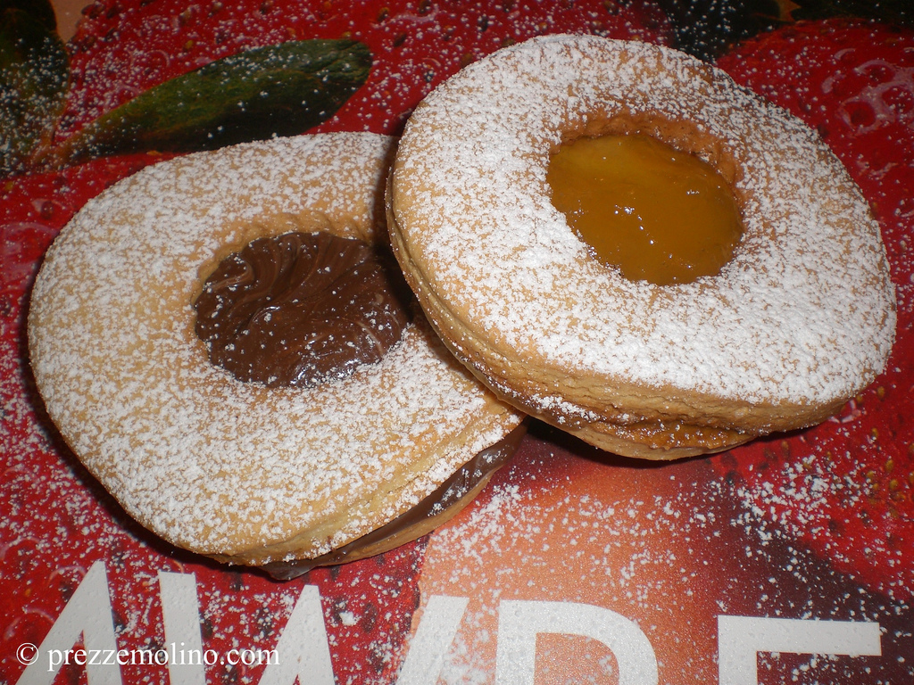 Biscotti occhio di bue con crema di nocciole e mele