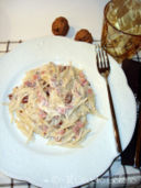Trofiette con panna, prosciutto cotto, noci e pomodori secchi