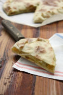 Torta rustica con patate, zucchine e fiori di zucca
