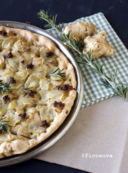 Focaccia al rosmarino con topinambur e salsiccia