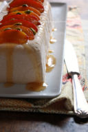 Semifreddo di pesche con caramello e pistacchi