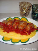 Polenta con salsicce al pomodoro