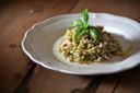 Insalata fredda di orzo al pesto, tonno e limone