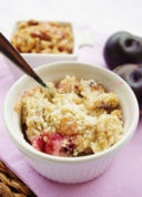 Crumble di Susine Nocciole e Muesli croccante ai frutti di bosco