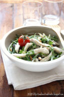 Insalata di pollo, pinoli e uvetta