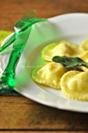 Ravioli di ricotta, grana e mandorle al burro e salvia. E una caraffa intelligente BWT.