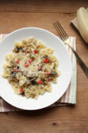 Farfalle con melanzane, pomodori e pecorino