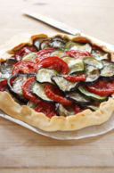 Crostata di melanzane, zucchine e pomodori