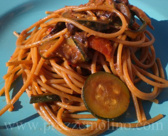 Spaghetti integrali leggeri con zucchine, pomodoro ed olive