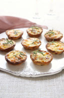 Mini quiche con salmone, cipolle caramellate e mela