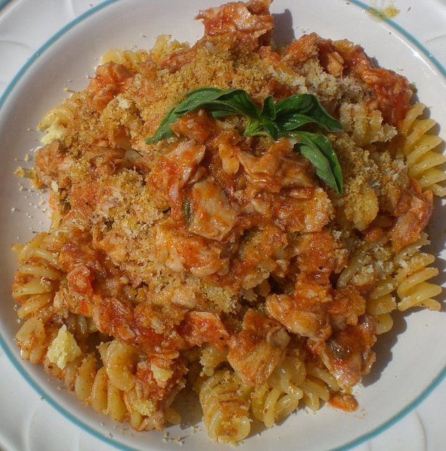 Pasta biologica con tonno, pangrattato e parmigiano