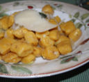 Gnocchi di zucca con sugo di porri e formaggio caprino