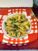Mezze penne con asparagi, vongole e gamberetti