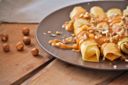 Crêpes alle nocciole con salsa al caramello e burro salato