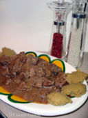 Spezzatino alle cipolle e gelatina di birra pils con quenelles di piselli