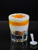 Bicchierini con yogurt e pesche al miele e zenzero