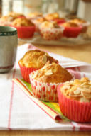 Muffin con pesche e amaretti