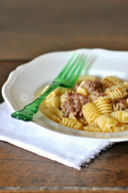 Radiatori con salsiccia e nocciole