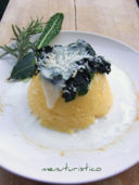 Cupole di polenta con cavolo nero, uova e scimudin.