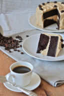 Torta a strati al cacao con buttercream al caffè