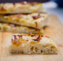 La focaccia al lievito madre. Con cipolle.