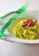 Spaghettini all'uovo con crema di fave e salame piccante