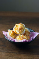 Muffin con patate, feta ed erbe aromatiche