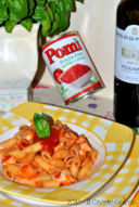 Mezze penne rigate con sugo piccante di surimi e salmone