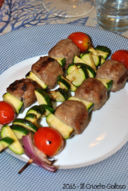 Spiedini di polpettine e verdure miste