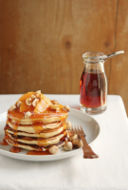 Pancakes allo yogurt con arance, nocciole e caramello liquido