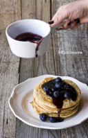 Pancake al farro con sciroppo d'acero e mirtilli