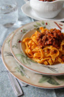 Tagliatelle con ragù di carne e verdure