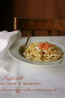 Tagliatelle con crema di topinambur, salmone affumicato e briciole croccanti