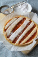 Crostata alla confettura di pesche e lavanda