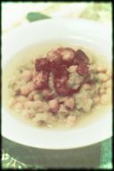 Zuppa Confortevole con Crostini Curry-Piccanti