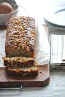 Banana bread con noci macadamia e cioccolato bianco