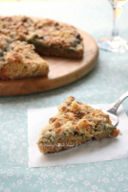 Torta streusel con fave, pecorino e pistacchi