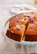 Buccellato glassato al miele con fiori di campo–Buccellato with honey frosting and wildflowers