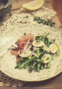 Uova di quaglia con asparagi al limone [Flickr]
